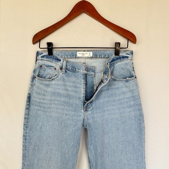 Abercrombie & Fitch Low Rise Baggy Light Blue Straight Leg Single Cuff Jeans - Picture 4 of 16